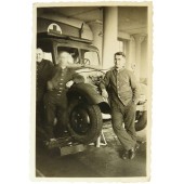 Coche ambulancia de la Wehrmacht en el garaje para su reparación